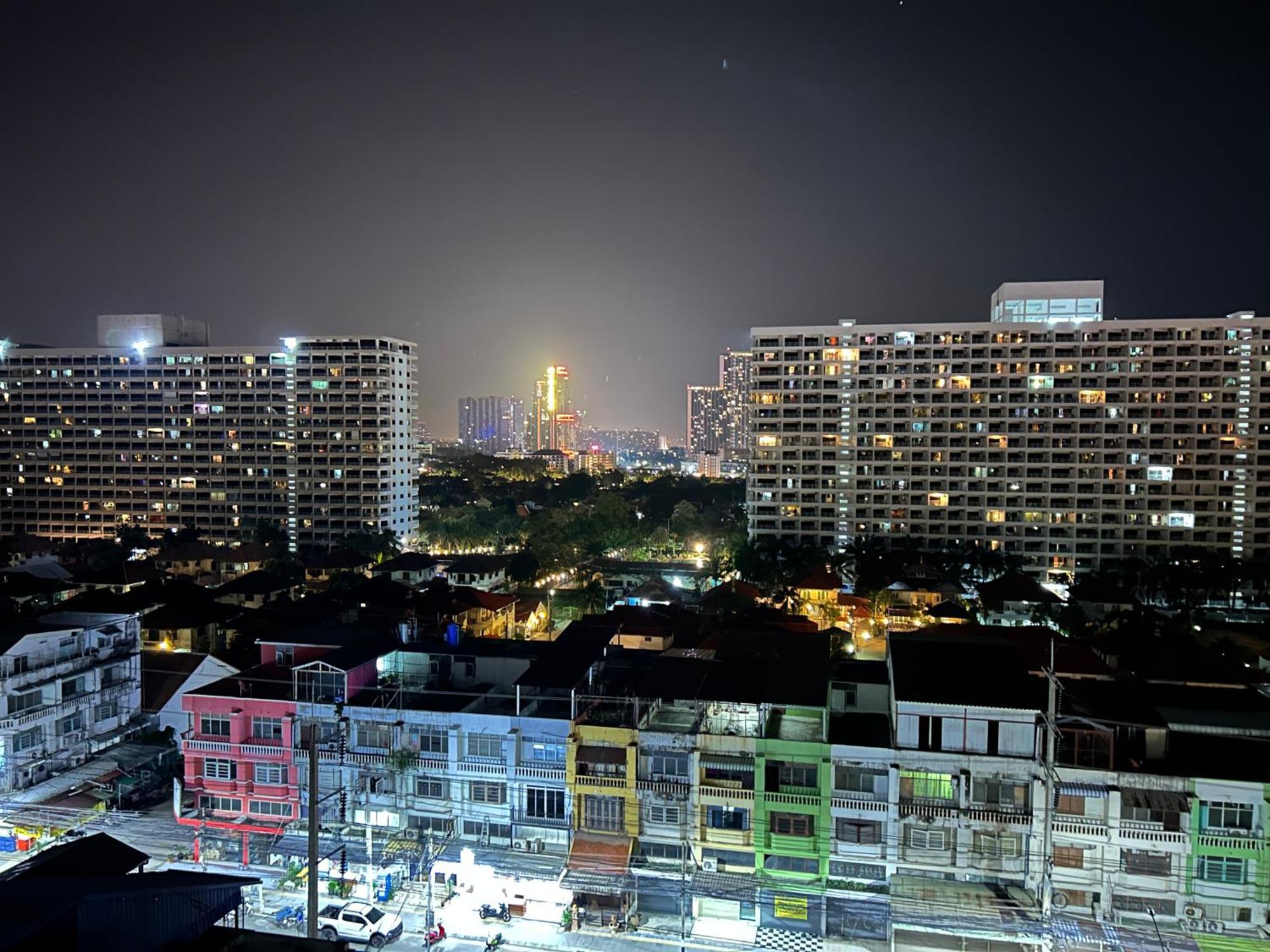 Mina 美景公寓酒店 Pattaya Bagian luar foto