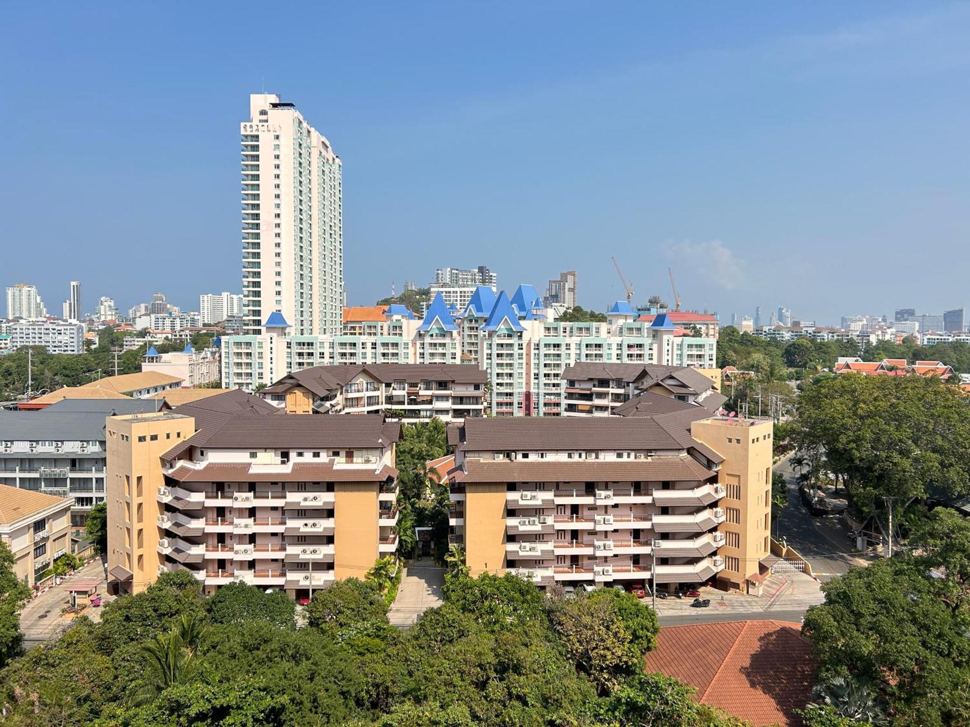 Mina 美景公寓酒店 Pattaya Bagian luar foto
